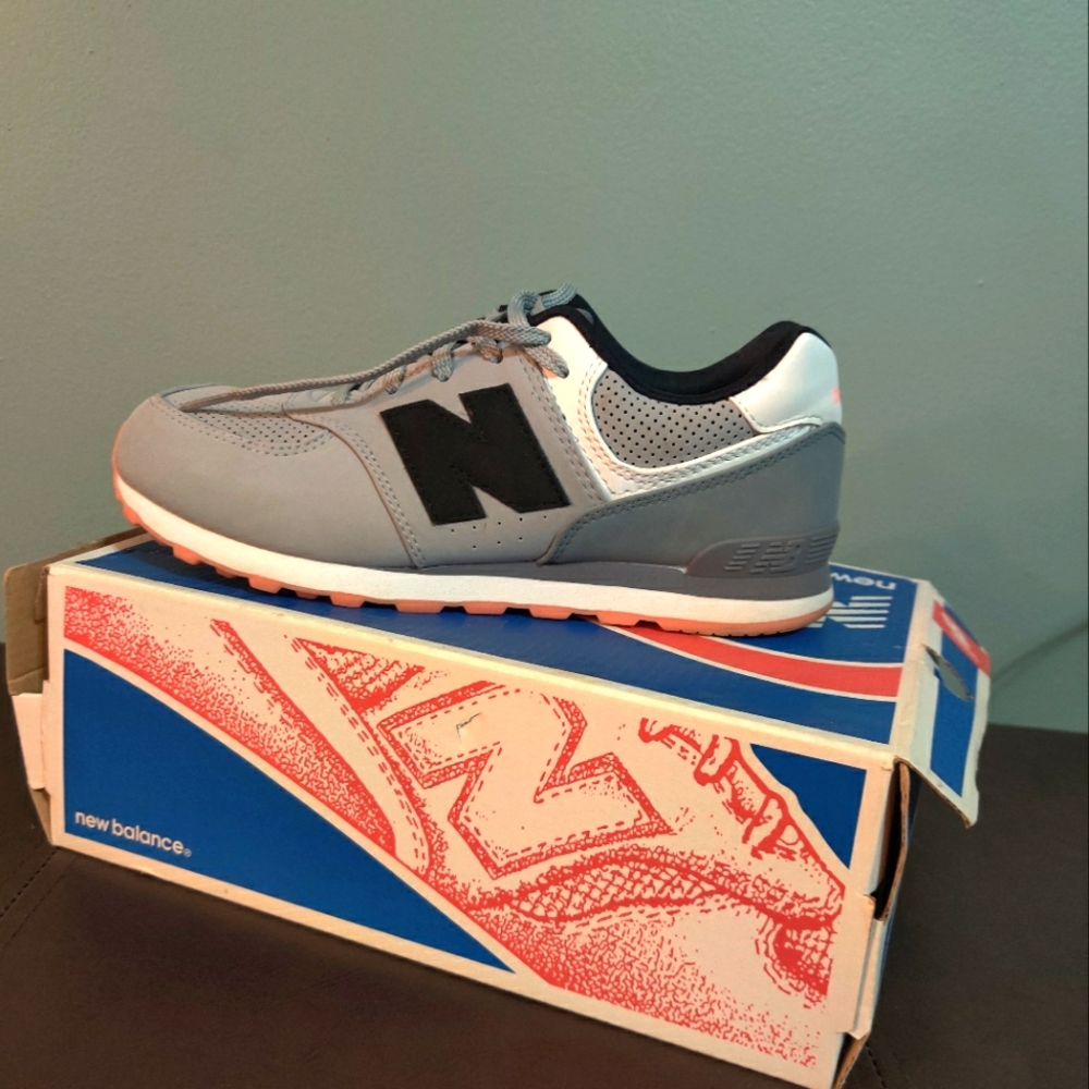 size 7.5w/5.5m 574 New Balance with gum bottom